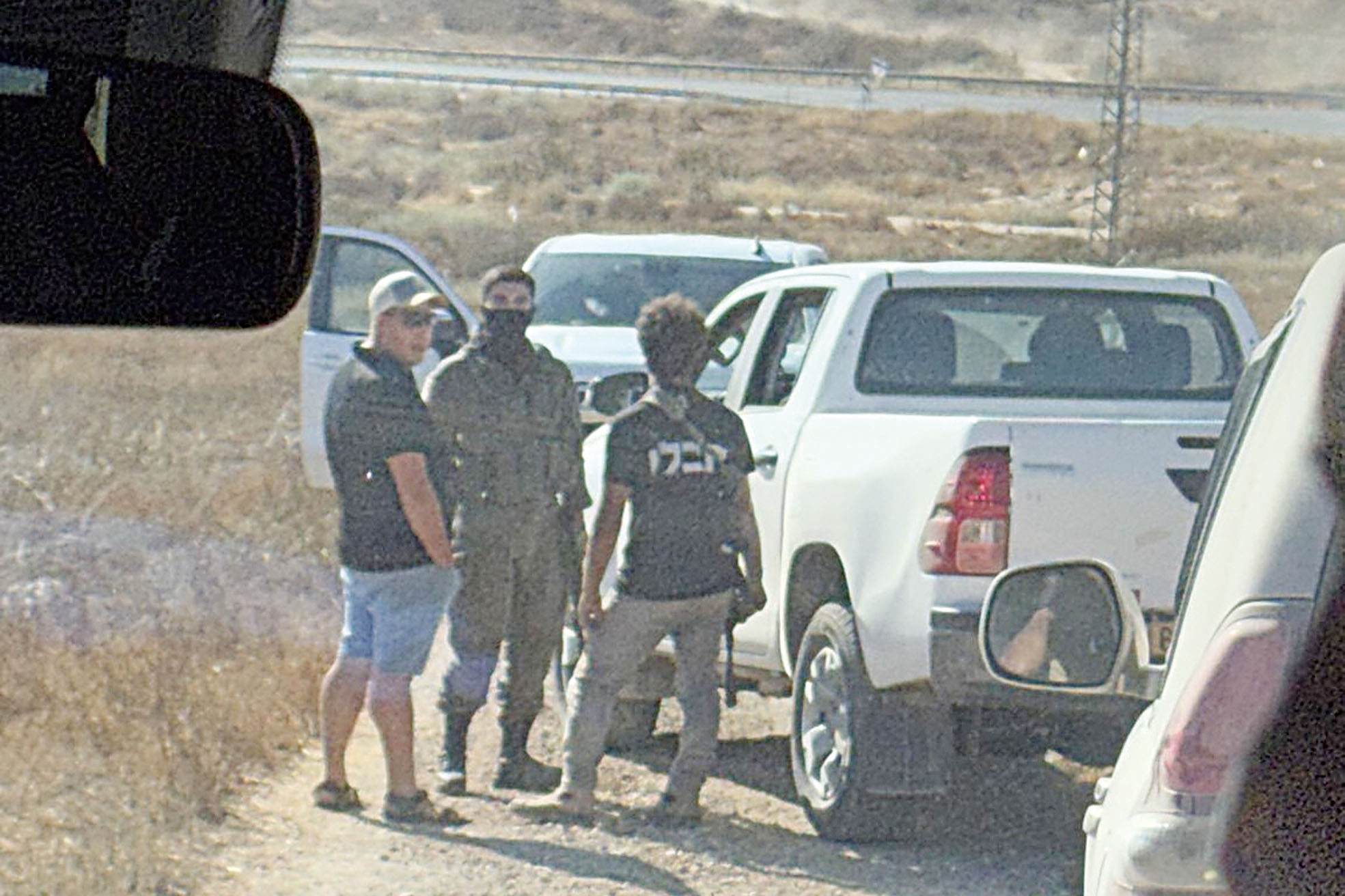 武裝男子7月8日在約旦河西岸希爾貝特扎努塔附近堵塞道路，攔住載有民主黨聯邦眾議員羅康納及其代表團的車輛。 Cameron Kasky提供/美聯社