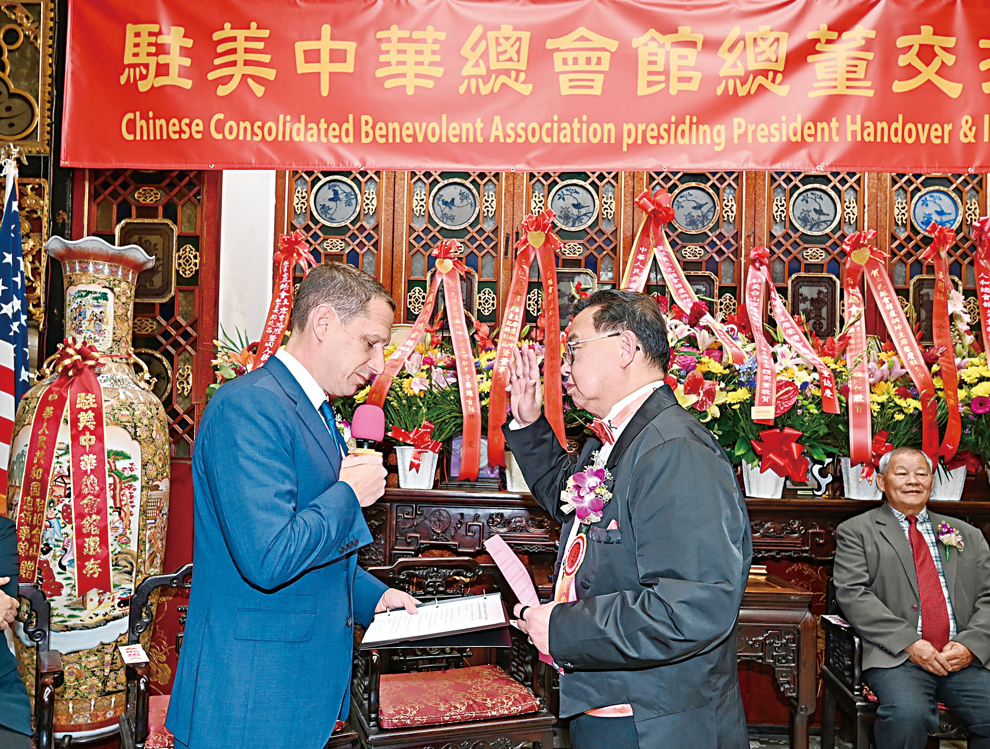市長羅偉主持英文監誓，新任總董盧炳坤宣誓就職。馬紅兵攝