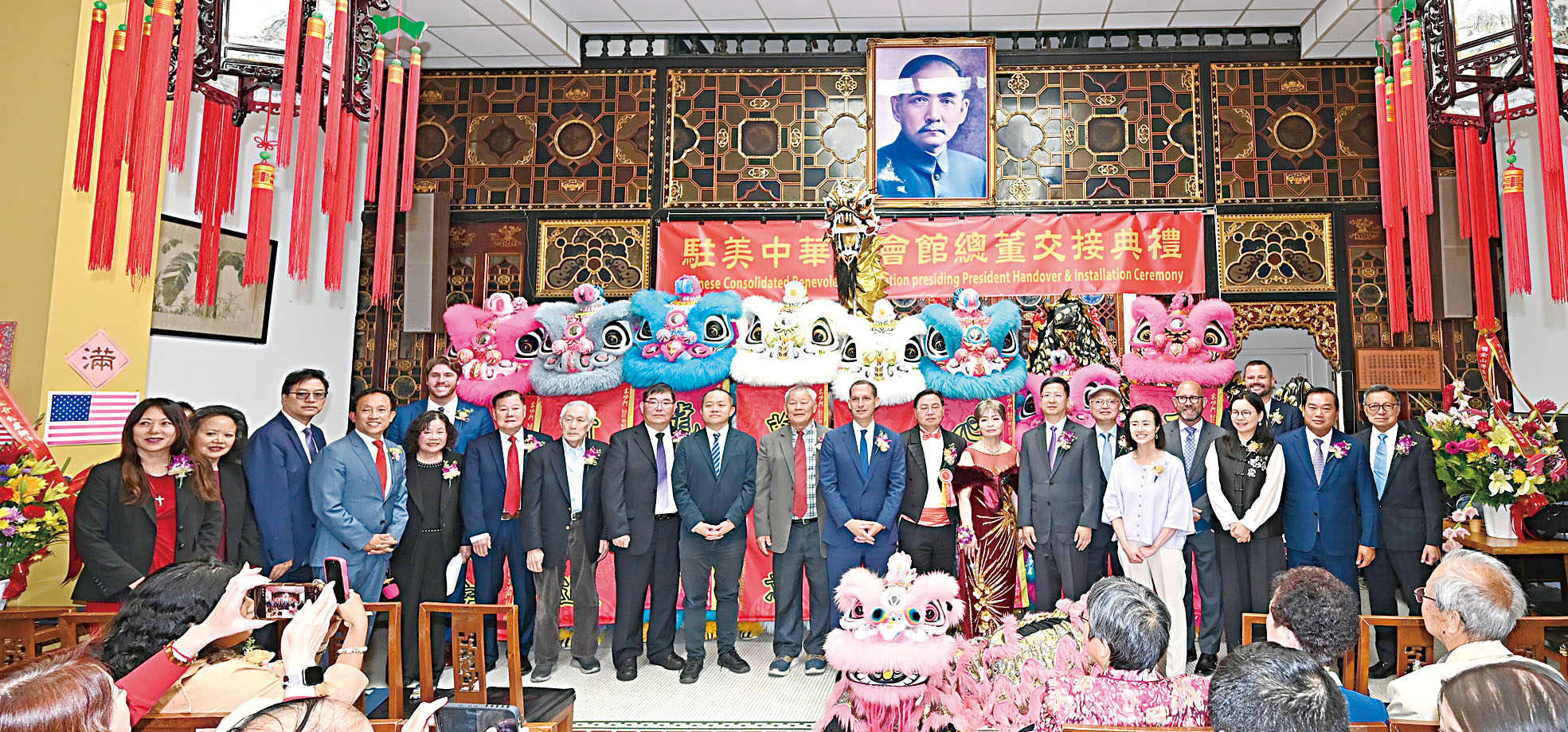 中領館官員、政要及嘉賓親臨，與新任總董、滿任總董及主席團、通事合影。馬紅兵攝