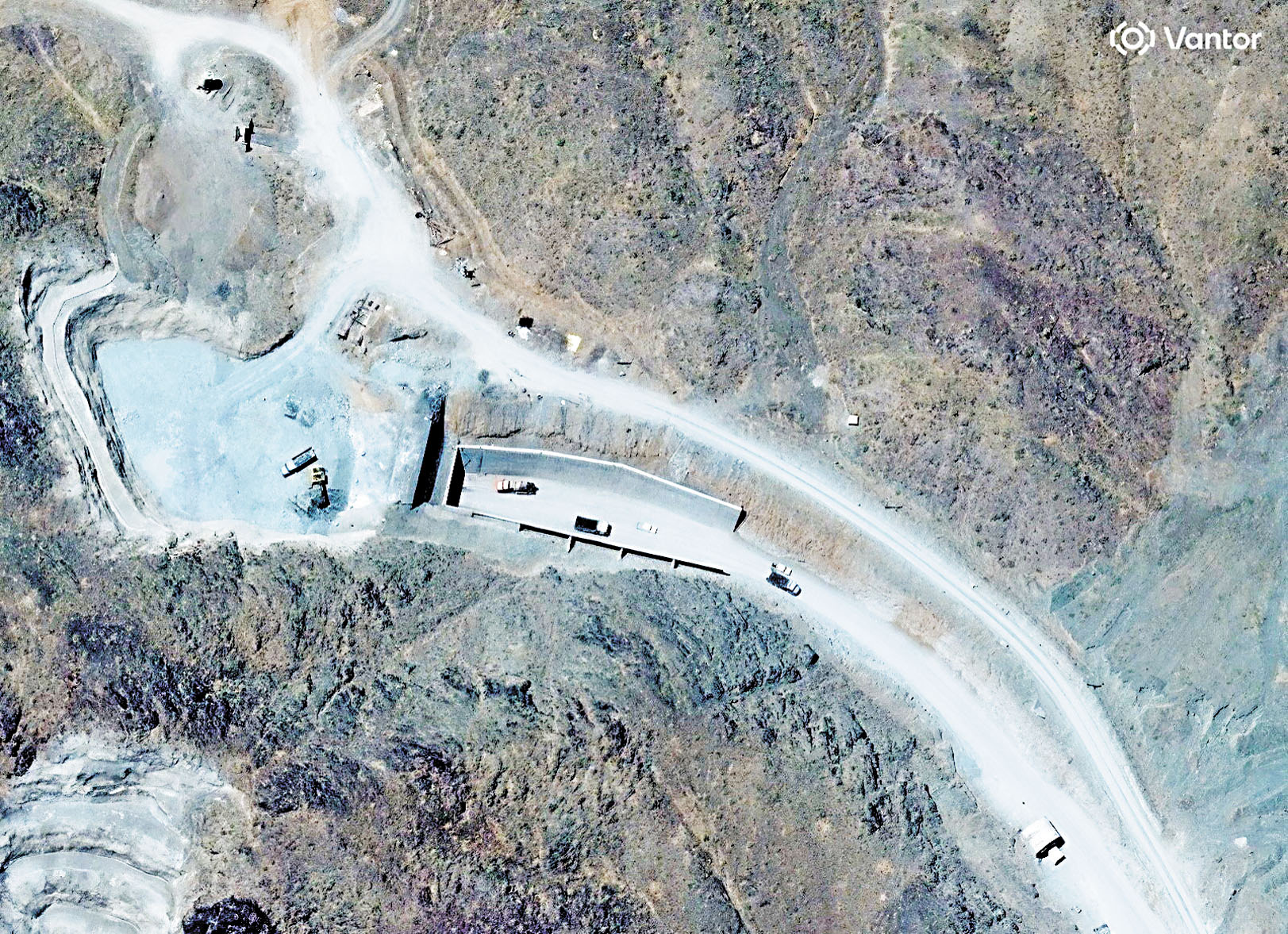 Vantor衛星影像顯示,位於納坦茲附近的「鎬山」疑似核設施隧道入口出現車輛。 路透社