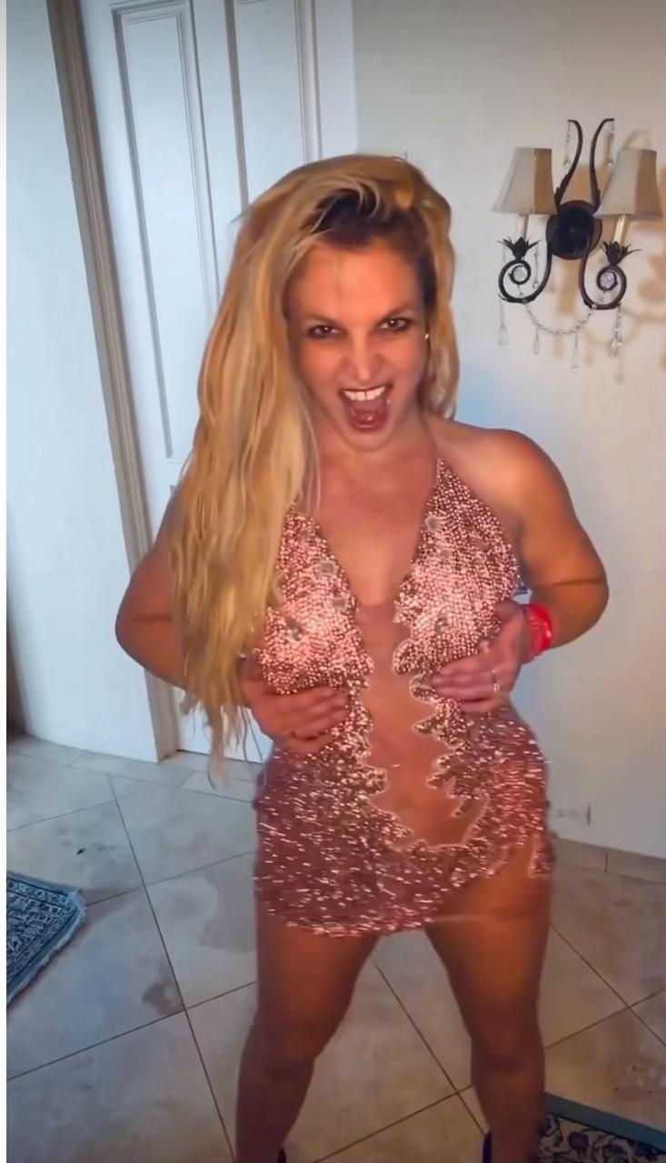 有知情人士透露,Britney 當時只是想了解塞車情況還需持續多久,並指其精神狀態良好。