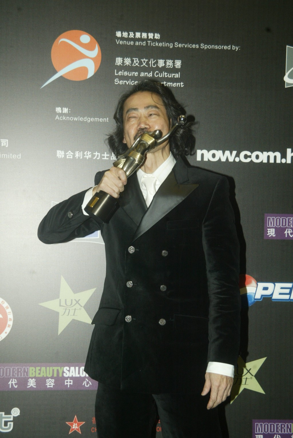元華憑周星馳電影《功夫》的「包租公」一角,獲得2005年金像獎最佳男配角獎。