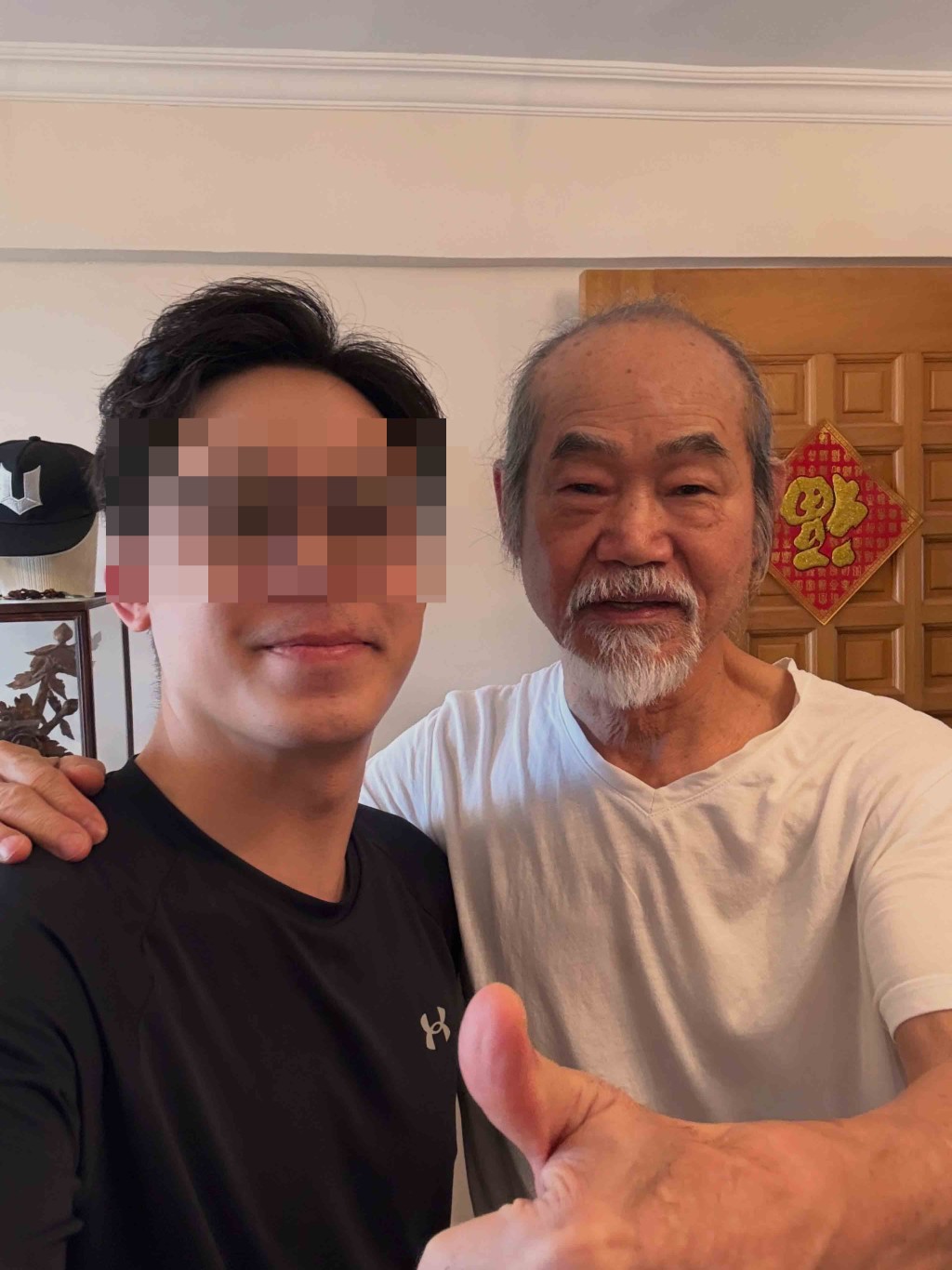 元華使用AI尋找洗冷氣服務後,與師傅的合照被公開。