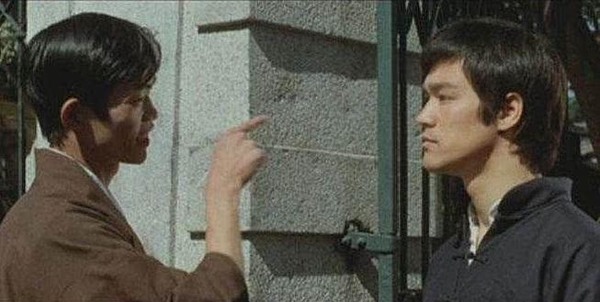 元華的首部電影是《精武門》,並擔任李小龍的翻跟斗替身。