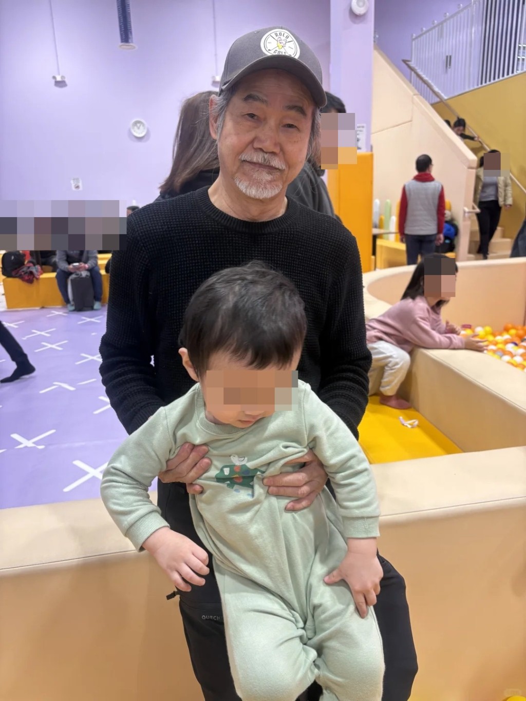 近年元華多在加拿大湊孫享受天倫樂,有網民曾在商場見他抱着孫兒在遊樂場玩耍。