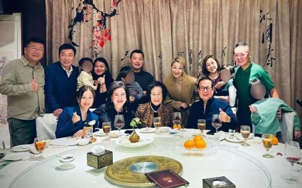 網上曾流傳鄭秀文與許志安出席家庭聚會的相片。
