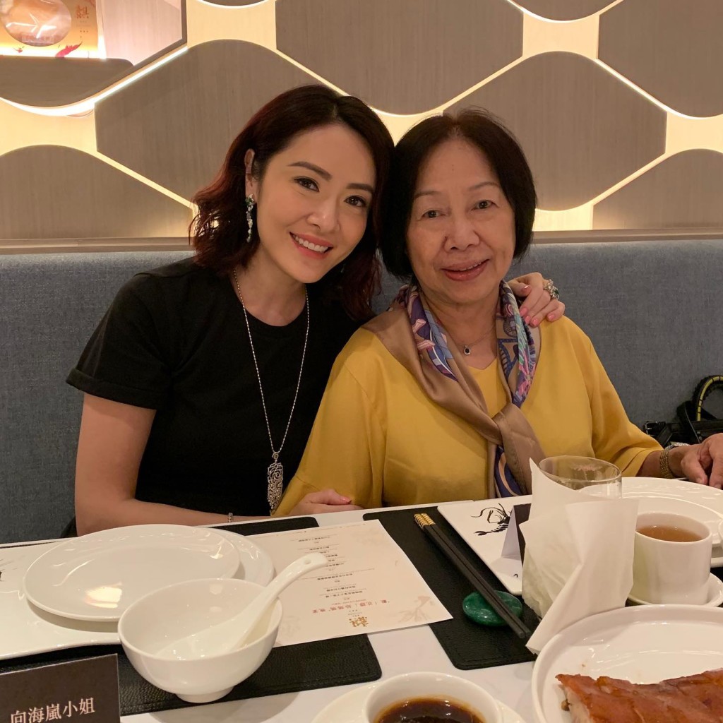 向海嵐與母親的感情十分要好。
