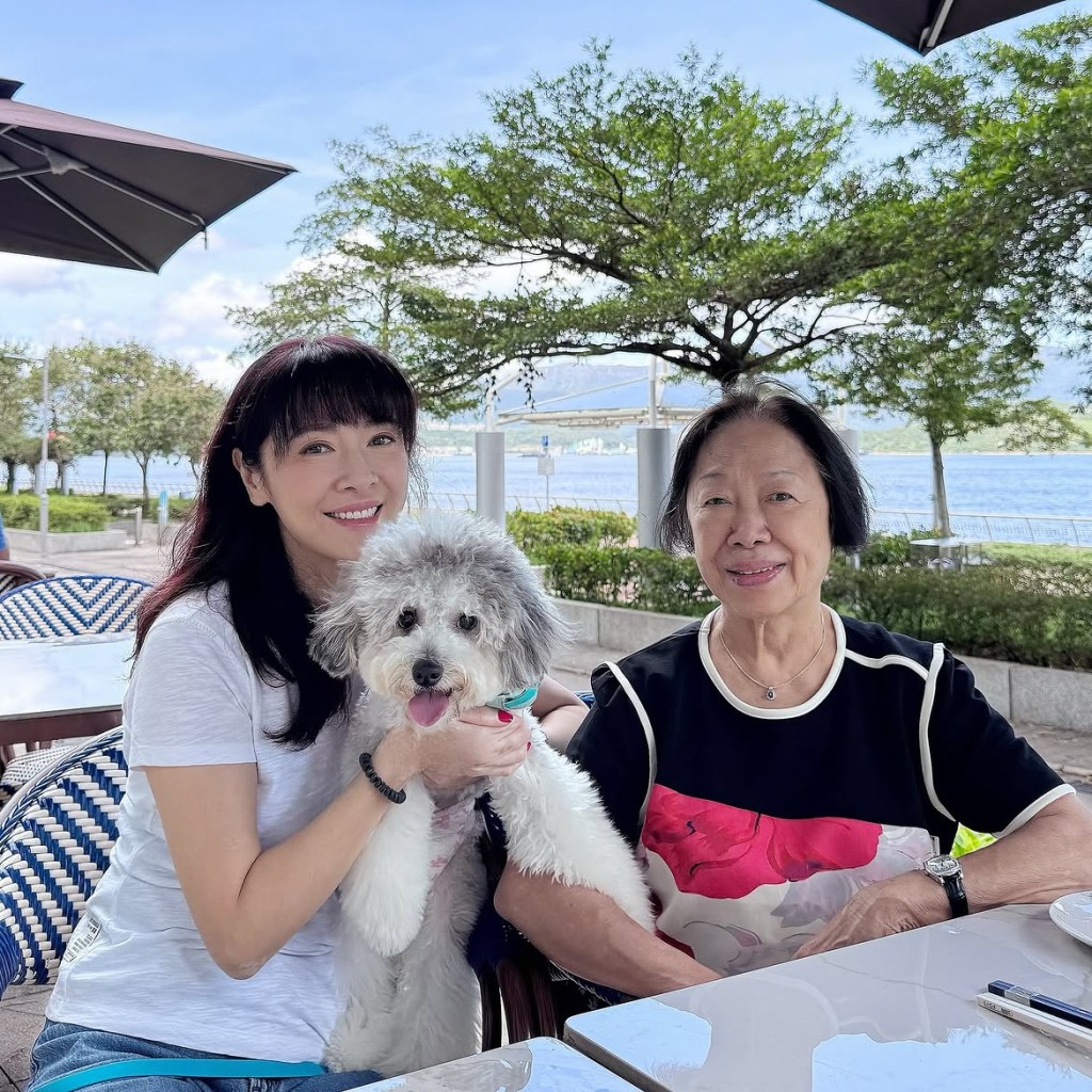 向海嵐染回黑髮後,看起來更顯年輕。