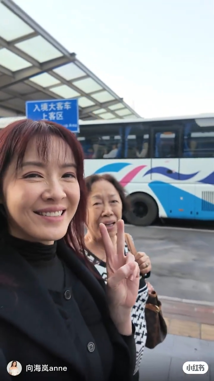 向海嵐今年初曾帶母親到內地體驗新事物。