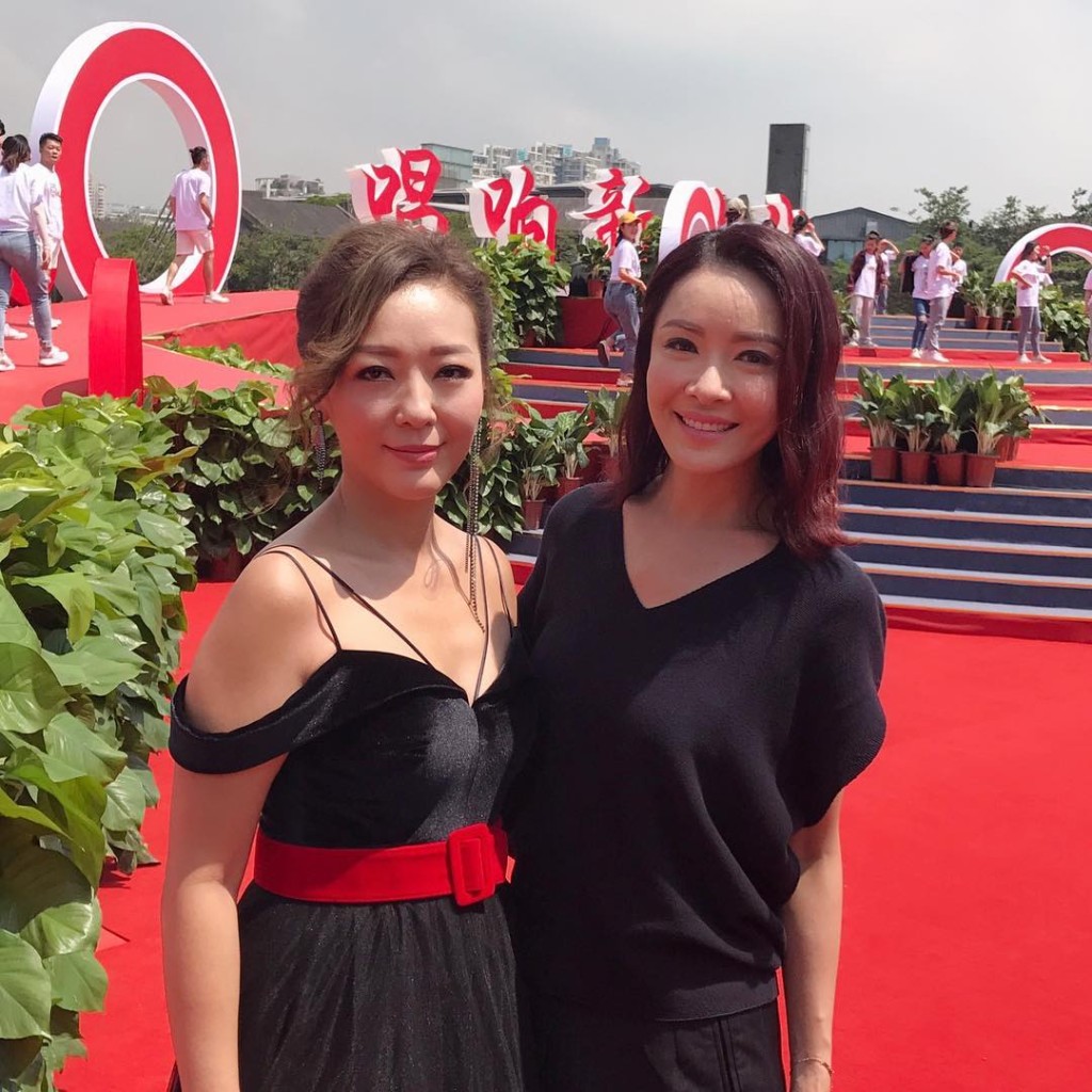 向海嵐曾到上海從事公關工作。