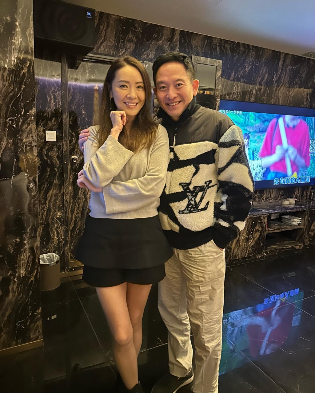 向展鵬曾在社交網貼出與向海嵐搭膊的合照,引來親戚關係的揣測。