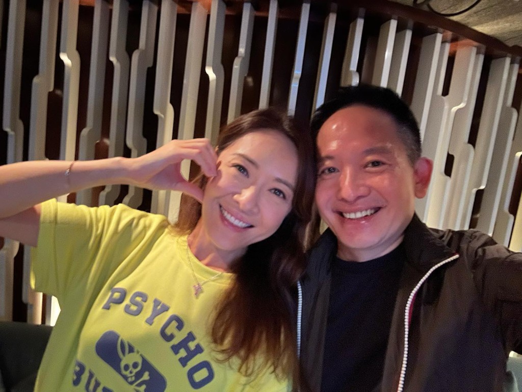 當時二人更貼頭合照,顯得關係密切。