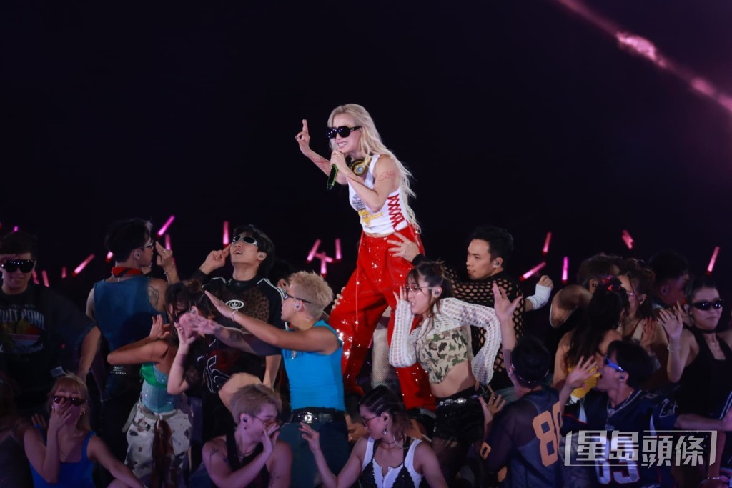 Sammi 毫不留力,全情投入演出。