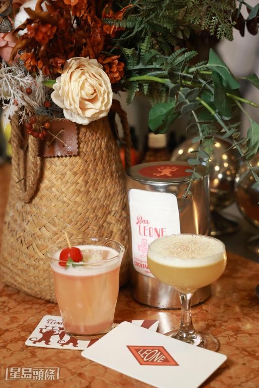 Bar Leone的知名調酒：清爽酸甜的Il Cacciatore（左）與以橄欖油為特色的Olive Oil Sour（右）。