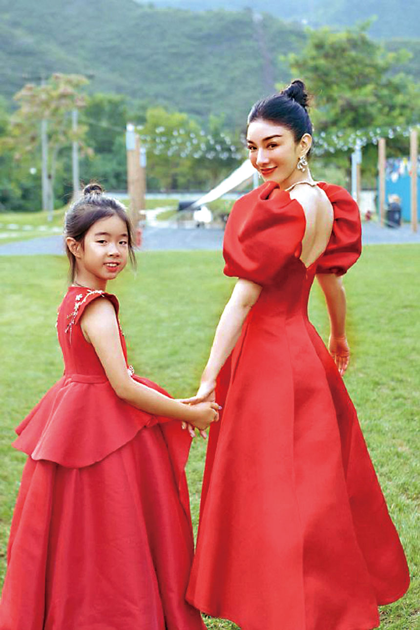 黃奕與女兒。網上圖片