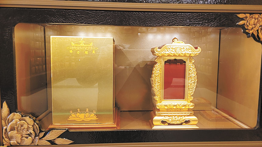 靜安寺的靈灰甕龕及牌位。