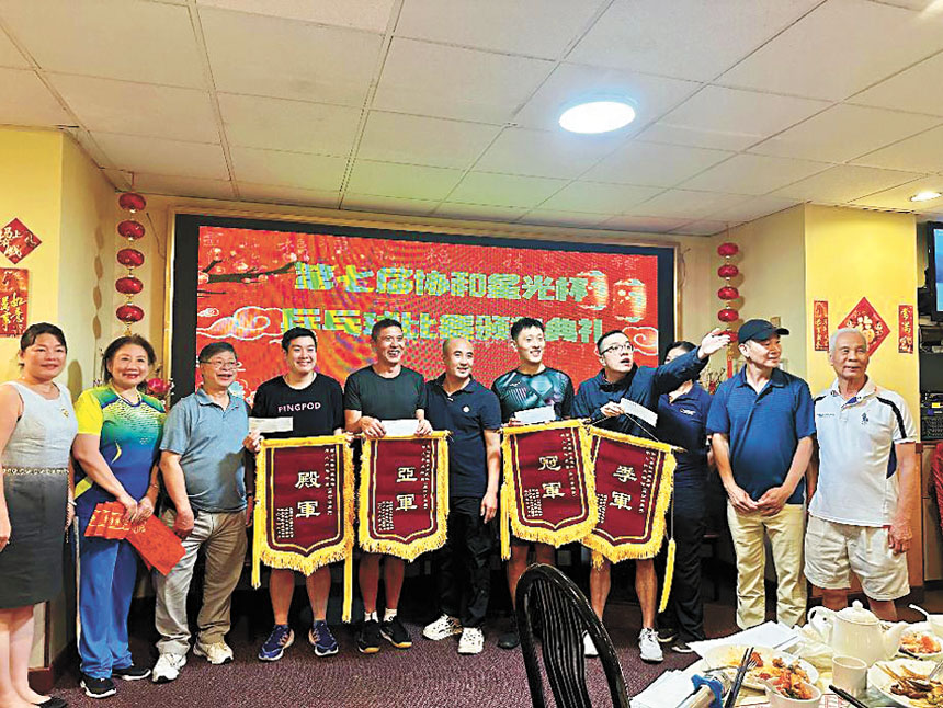 方燕輝會長（左3）、周群厚會長（右1）與單人公開組獲勝者合影。     梁敏育攝
