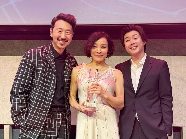 與陳沖合作過的導演Andrew Ahn及Sean Wang 頒獎給她「終身成就獎」。