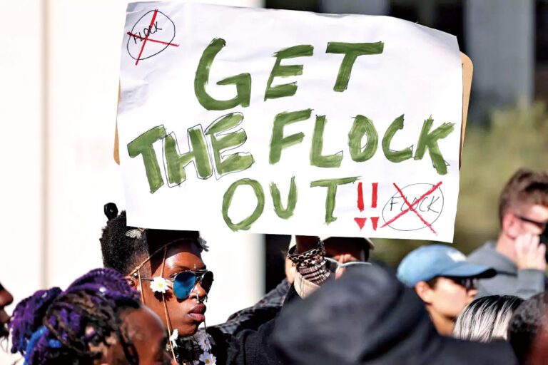 自動車牌識別公司Flock的產品引發隱私疑慮，洛杉磯市警察局宣布合約到期不再使用其設備，圖為民眾今年3月曾舉牌抗議Flock產品。洛杉磯時報