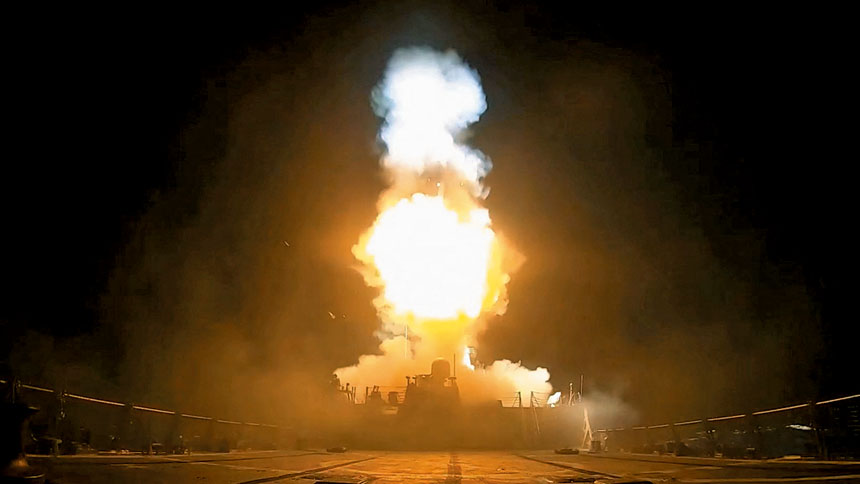 美軍12日向伊朗約140個目標發動攻擊, 包括空中監視雷達、導彈和無人機儲存設施、導彈和無人機發射陣地、海上監視雷達和地對空導彈發射裝置。 路透社