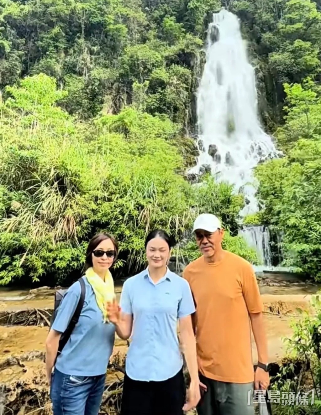 劉青雲與郭藹明在貴州旅行時與遊客友善合影,毫無架子。