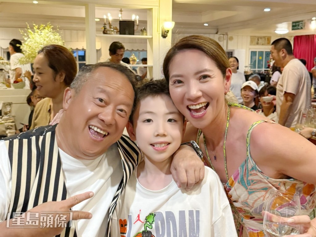 車婉婉在旅行中偶遇明星足球隊，讓兒子認識了曾志偉等老朋友。
