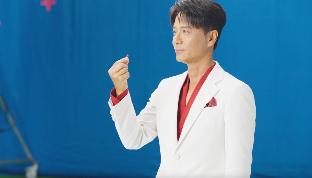 李克勤在拍攝廣告時發揮幽默本色。