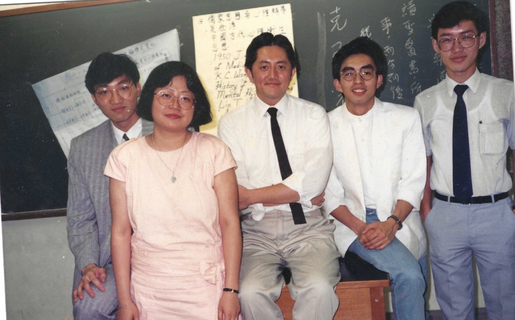 顧博士的教學生涯始於鄧鏡波中學及樹仁書院。