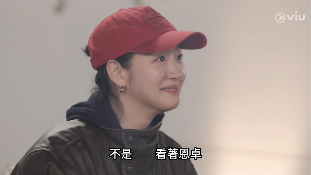 金高銀翻閱《鬼怪》寫真書。