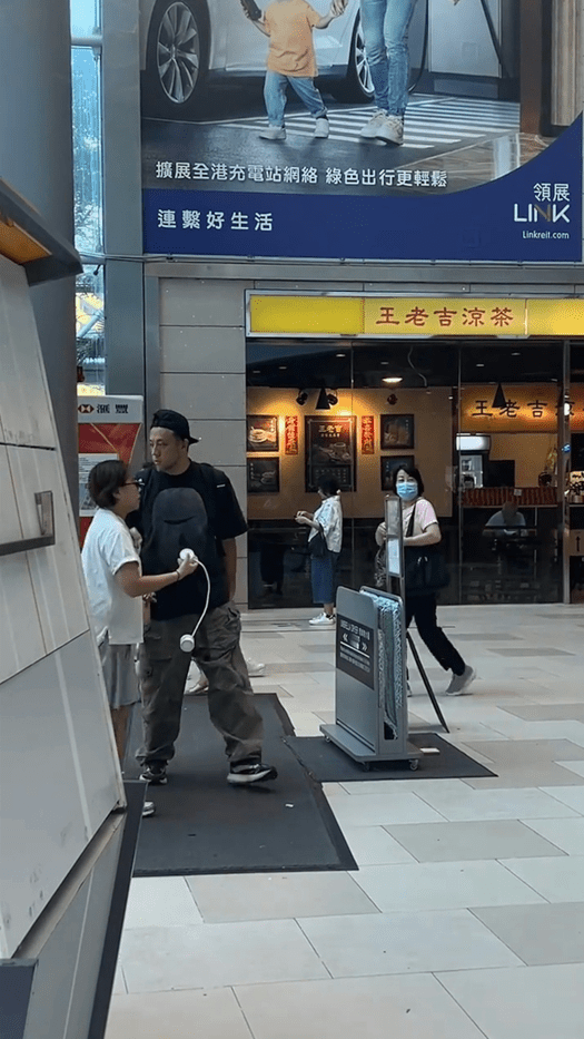張致恒近日被網民捕獲與老婆同行，網民猜測二人早前是否耍花槍。