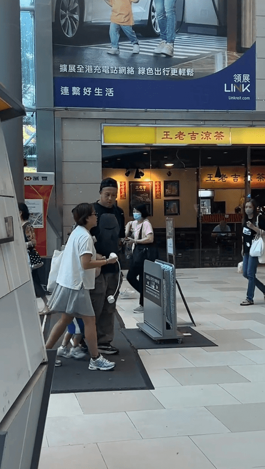 除了張致恒夫婦，他們還帶同其中一名兒子外出。