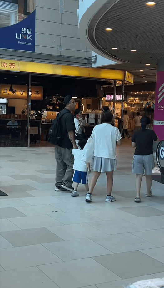 張致恒主動牽著兒子小手，展現好爸爸的一面。
