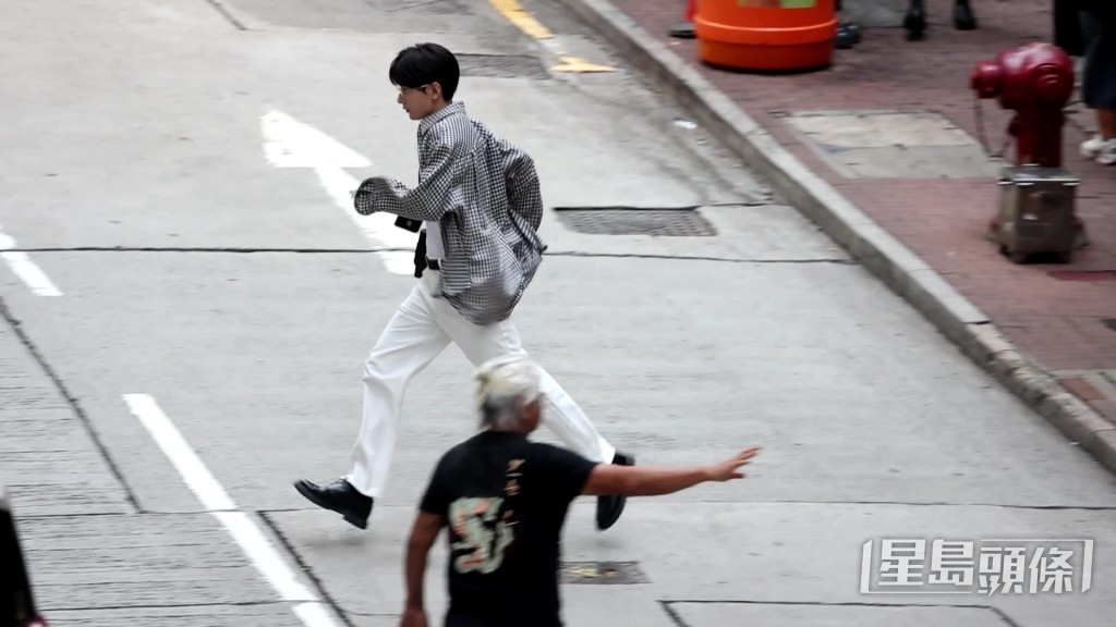 成毅在街頭拍攝奔跑戲份。