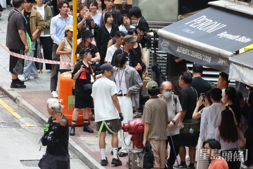 成毅的造型疑似扮演警察角色。