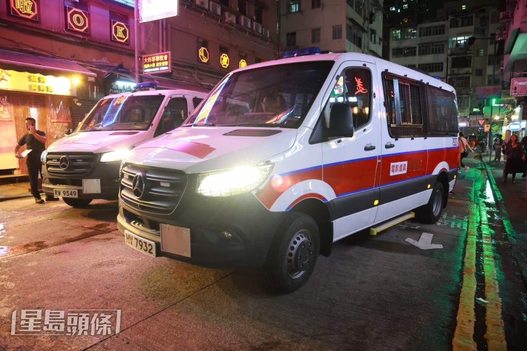 拍攝現場以三輛道具警車作為背景。