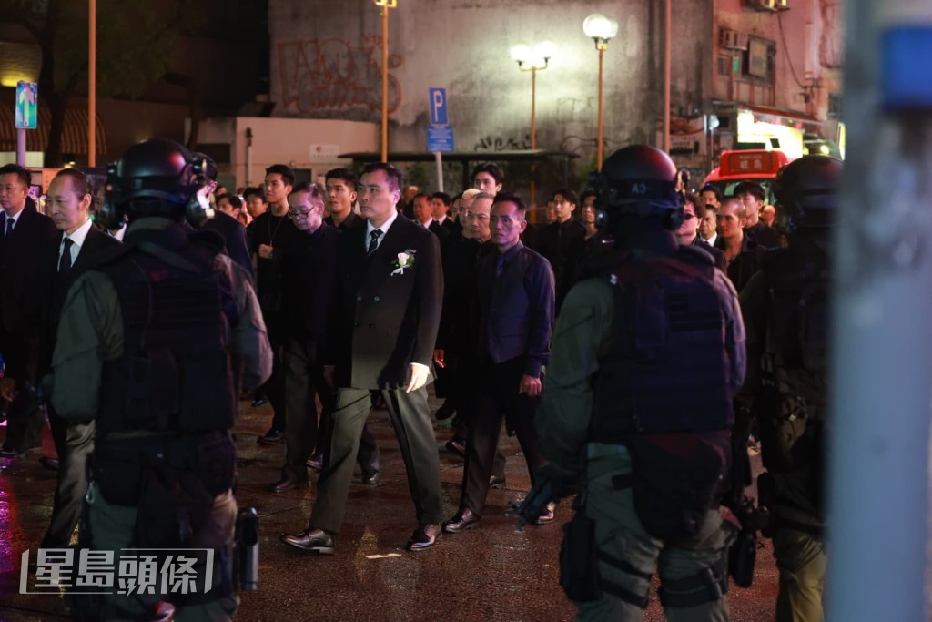 現場正在拍攝一幕類似黑幫頭目出殯的場面。