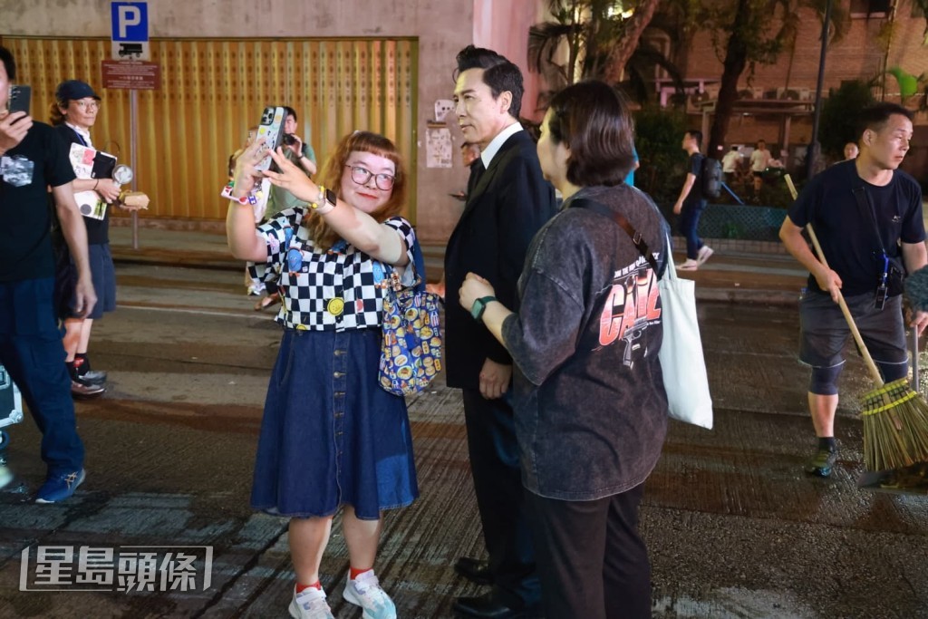 甄子丹離開時，被認出他的途人上前要求合照。