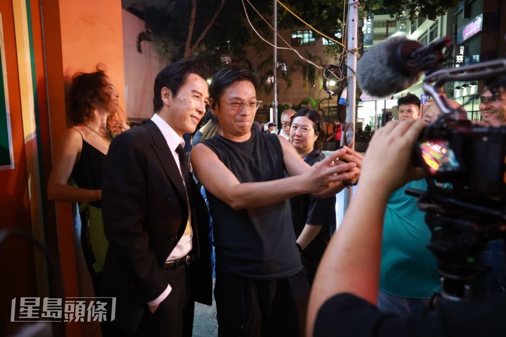 甄子丹友善地答應與途人合影。
