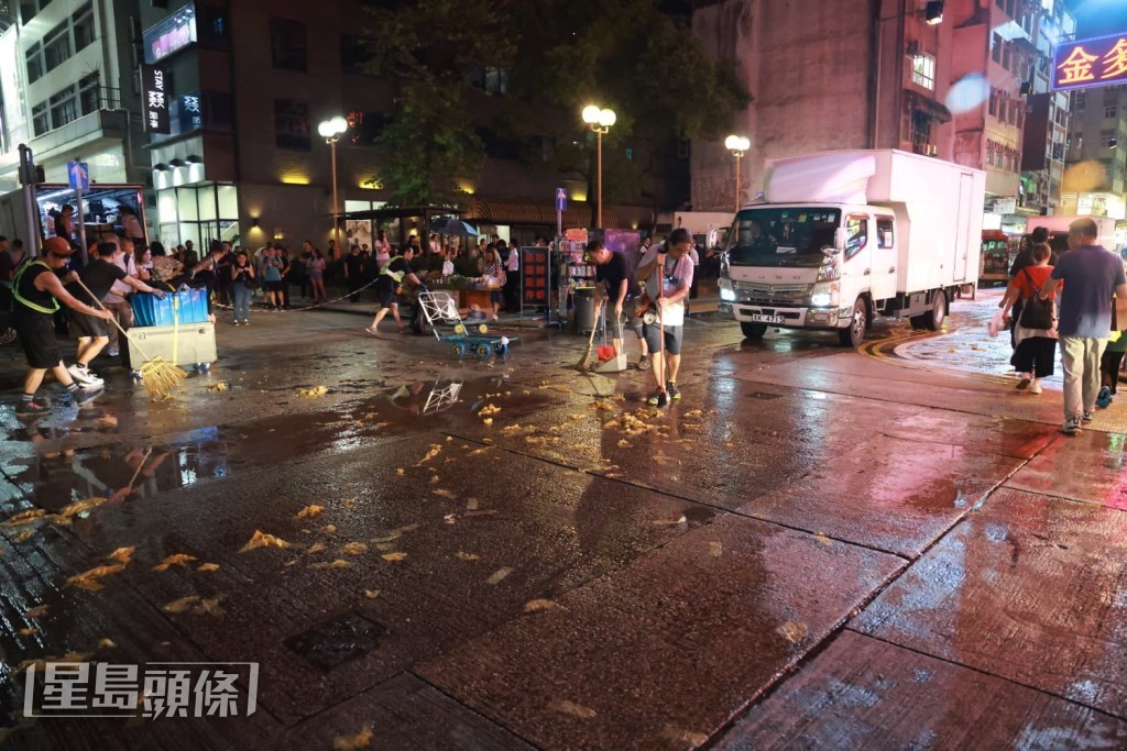工作人員清理現場留下的溪錢，然後逐步解封路面。