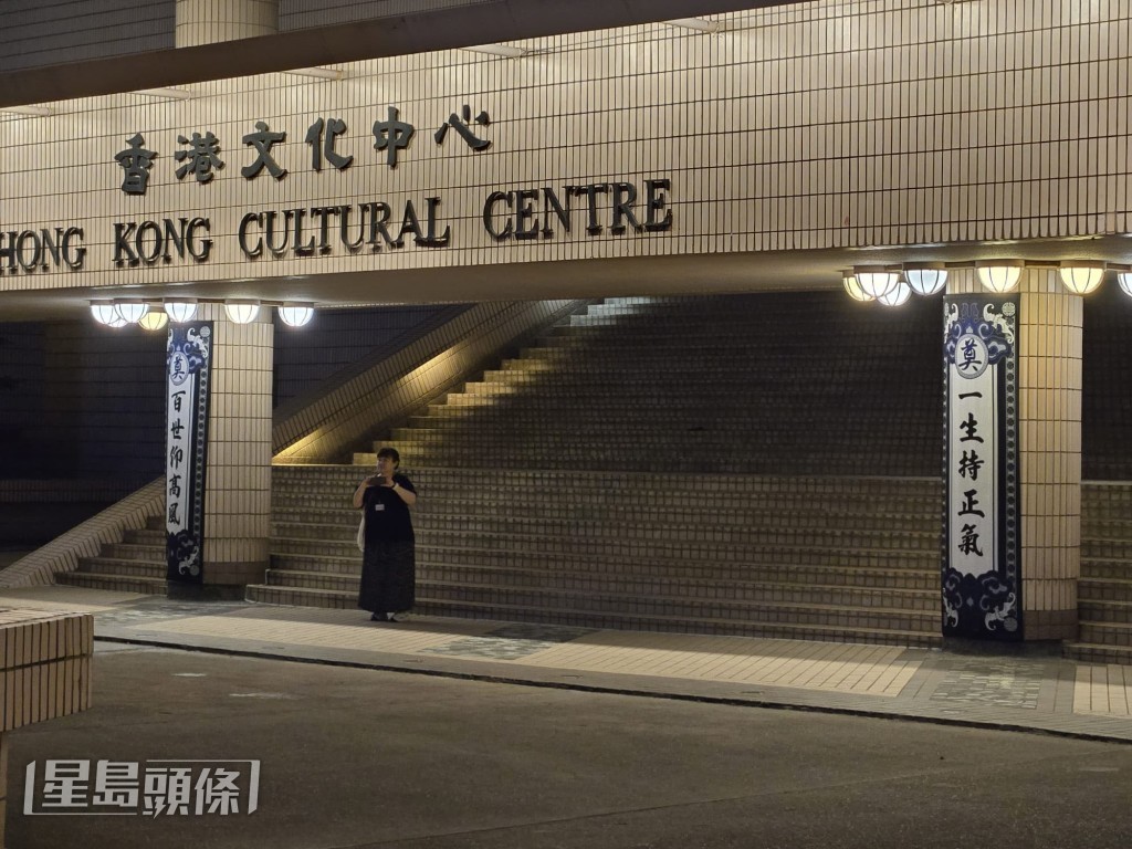 場內擺放了大量花牌和紙紮祭品。