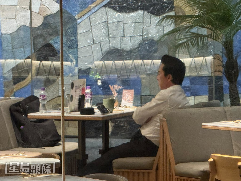 抵達文化中心後，甄子丹先在場內一間餐廳休息。