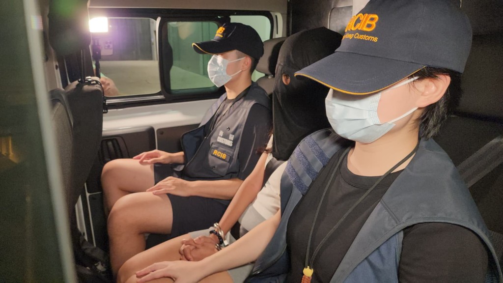 香港海關於油麻地搗破流動私煙攤檔 拘捕五人檢獲逾七萬五千元貨品