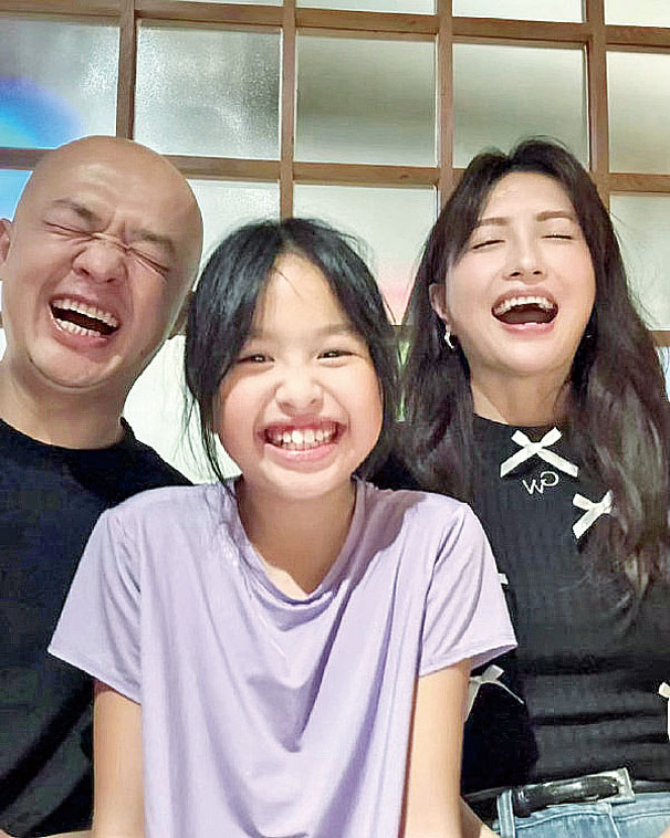 包文婧包貝爾一家合照。網上圖片