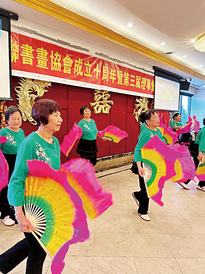 歡樂的文娛演出添增了晚會的喜慶。梁敏育攝