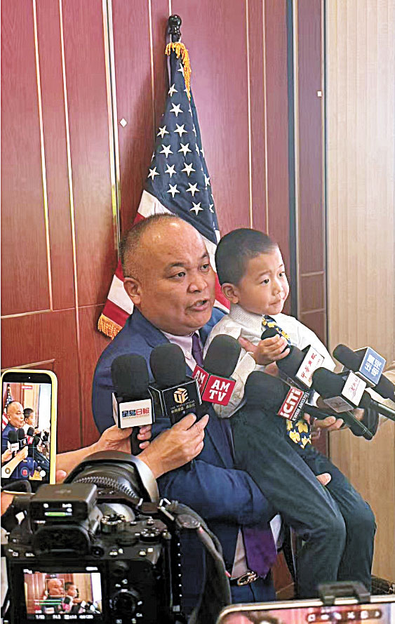 劉龍珠在競選活動中接受各大媒體採訪。 受訪人提供