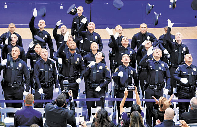 洛杉磯警察學院畢業典禮上,新警官將警帽拋向空中。洛杉磯時報
