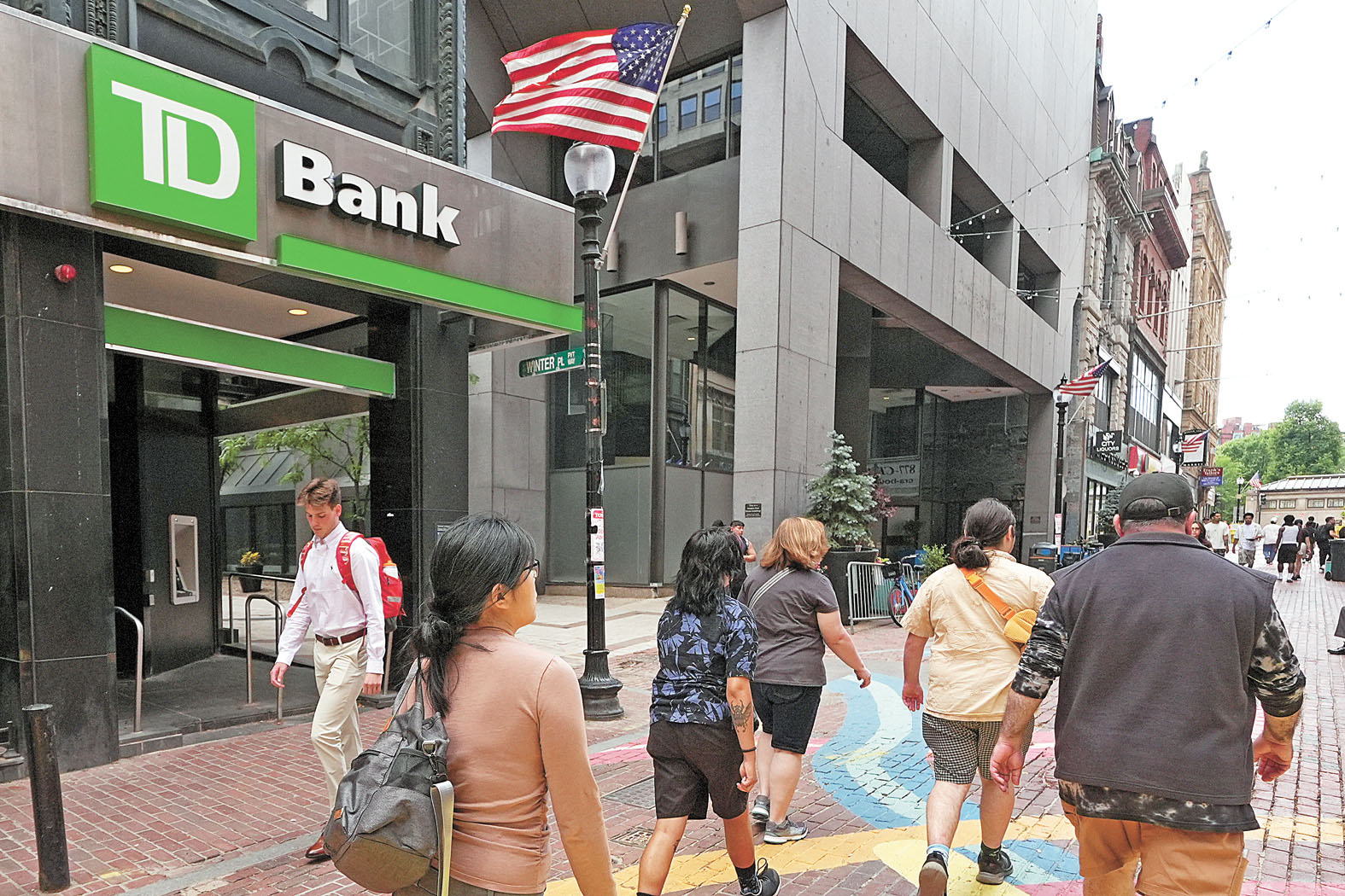 路人經過波士頓的一家TD銀行。美聯社