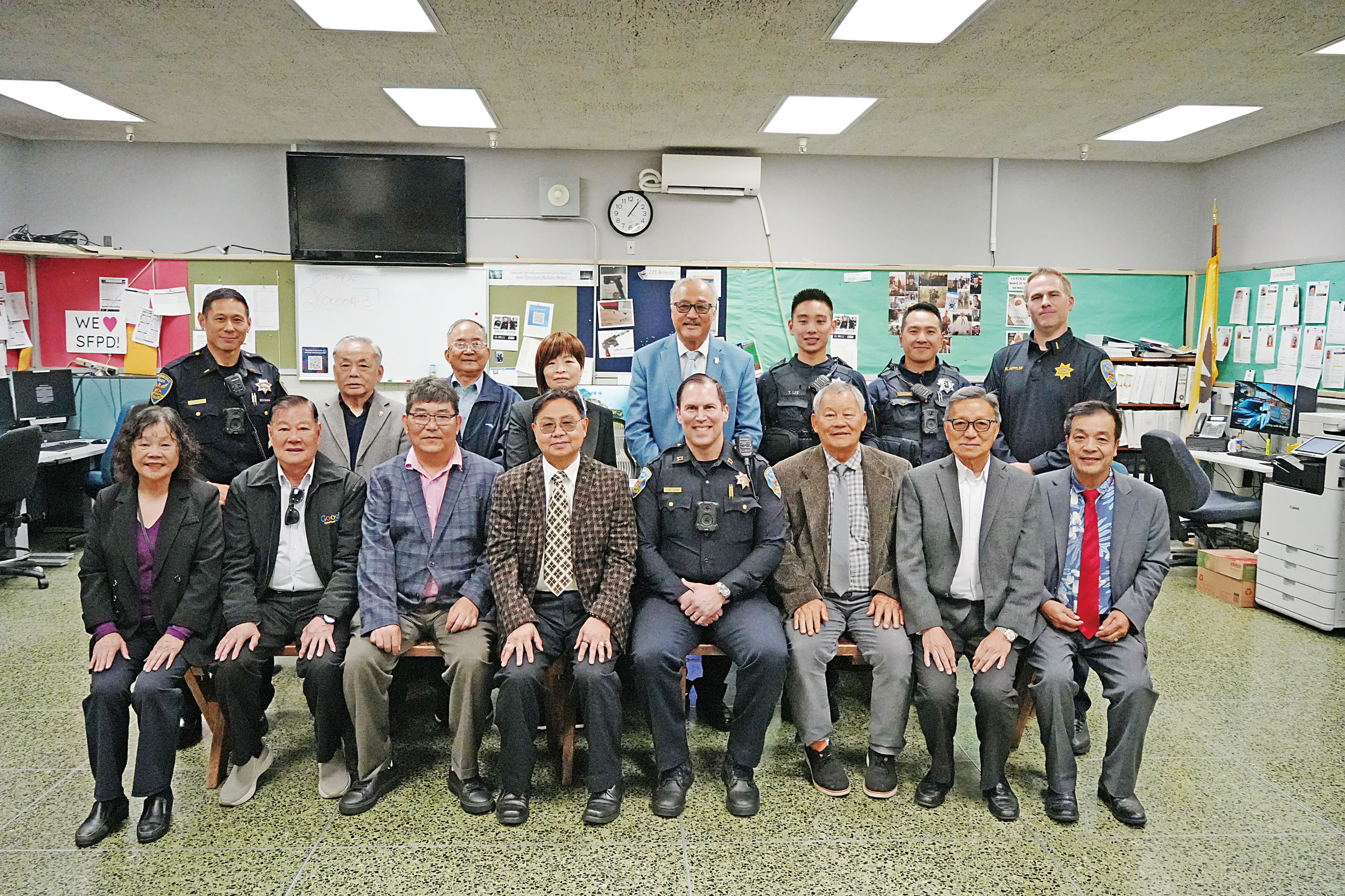 中華總會館總董盧炳坤一行在中央警署與分局長及當值警察合影。記者黃偉江攝