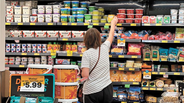 一名顧客在Grocery Outlet選購商品。美聯社資料圖