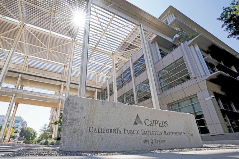 加州公務員退休系統（CalPERS）過去12個月淨投資回報率達14.8%，圖為其位於州府沙加緬度的大樓。美聯社資料圖片